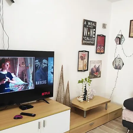 Emi & Nini シベニク