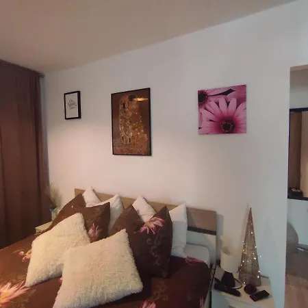 Emi & Nini シベニク