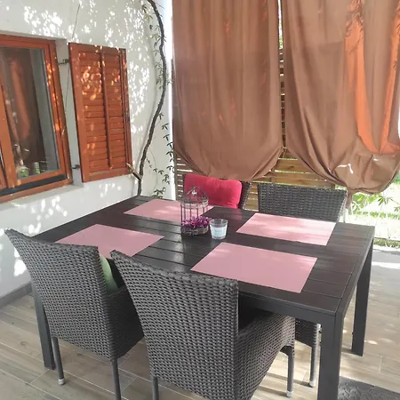 アパート Emi & Nini シベニク