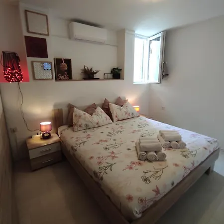 Emi & Nini シベニク