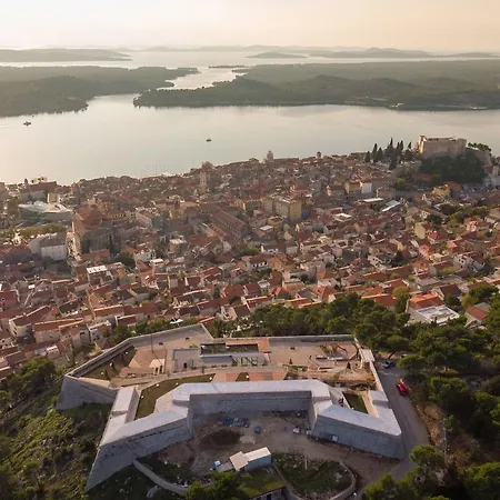 アパート Emi & Nini シベニク