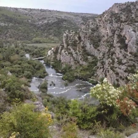 アパート Emi & Nini シベニク